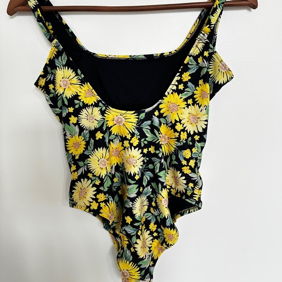 Old Navy Yellow Flower swim suit size xs - Picture 4 of 6